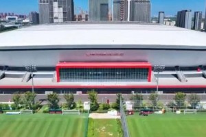 金沙app-为确保后续比赛的场地条件 海港主场正进行内场草坪换草工作