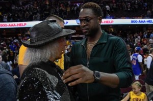 金沙app-NBA历史最豪横的球迷，花两亿美金看比赛